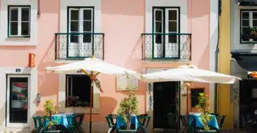 parasols sur une terrasse de restaurant