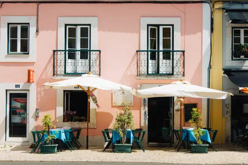 parasols sur une terrasse de restaurant