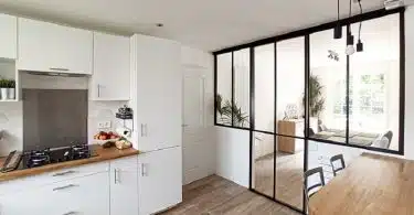 Comment installer une porte coulissante en verrière pour agrandir votre espace