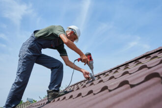 Entretenir votre toiture à Toulouse : pourquoi faire confiance à un couvreur pour l’entretien annuel ?