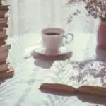 livres et tasse de thé