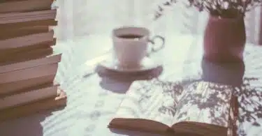 livres et tasse de thé