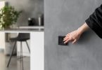 prise électrique et un interrupteur