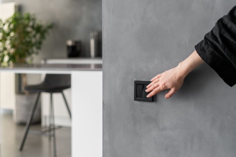 prise électrique et un interrupteur