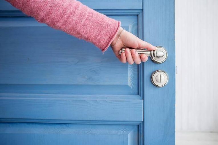 Comment procéder pour remplacer une porte ? Belle Déco
