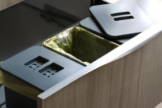 Poubelle encastrable : l’alliée discrète de votre cuisine