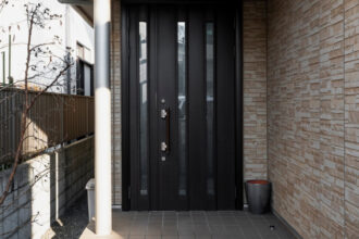 Rénovation : optez pour l'excellence avec une pose professionnelle de porte d'entrée