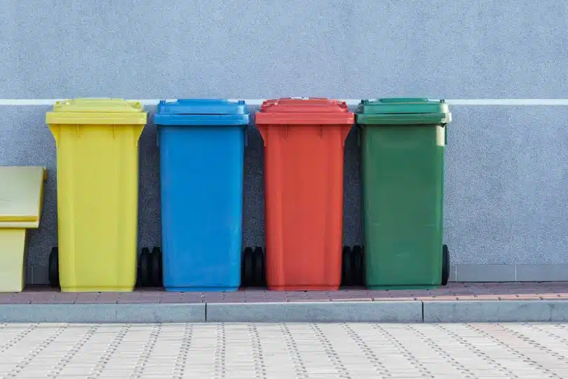 Comment dissimuler vos poubelles extérieures pour un jardin impeccable