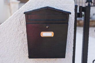 Serrure de boîte aux lettres bloquée ou cassée : quand faut-il appeler un serrurier ?