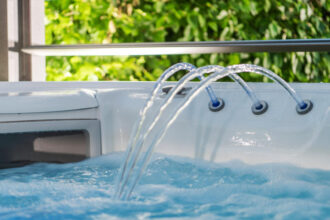 Spa et jacuzzi à la maison : quels accessoires pour en profiter vraiment ?