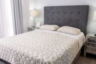 Tête de lit 160 : quelles tendances pour habiller votre chambre en 2026 ?