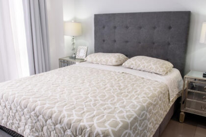 Tête de lit 160 : quelles tendances pour habiller votre chambre en 2026 ?