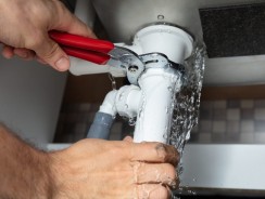 Dégât des eaux : faire intervenir un plombier au meilleur prix