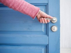 Comment procéder pour remplacer une porte ?