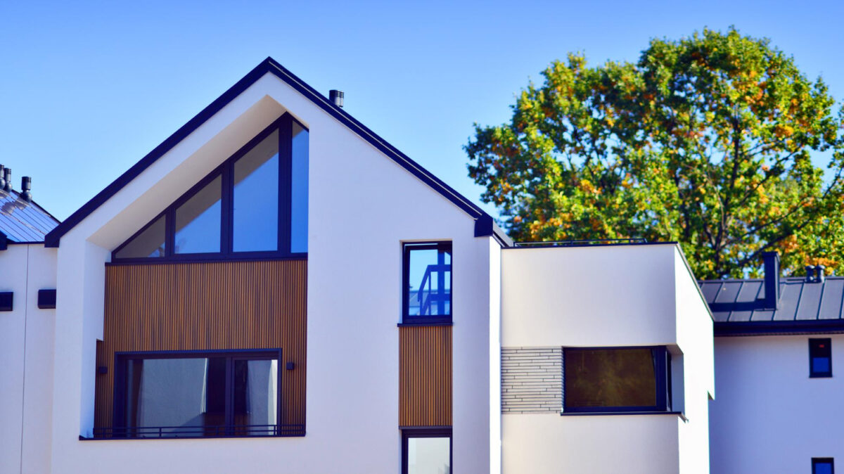 Une maison individuelle dans un quartier arboré avec une autre maison en arrière plan