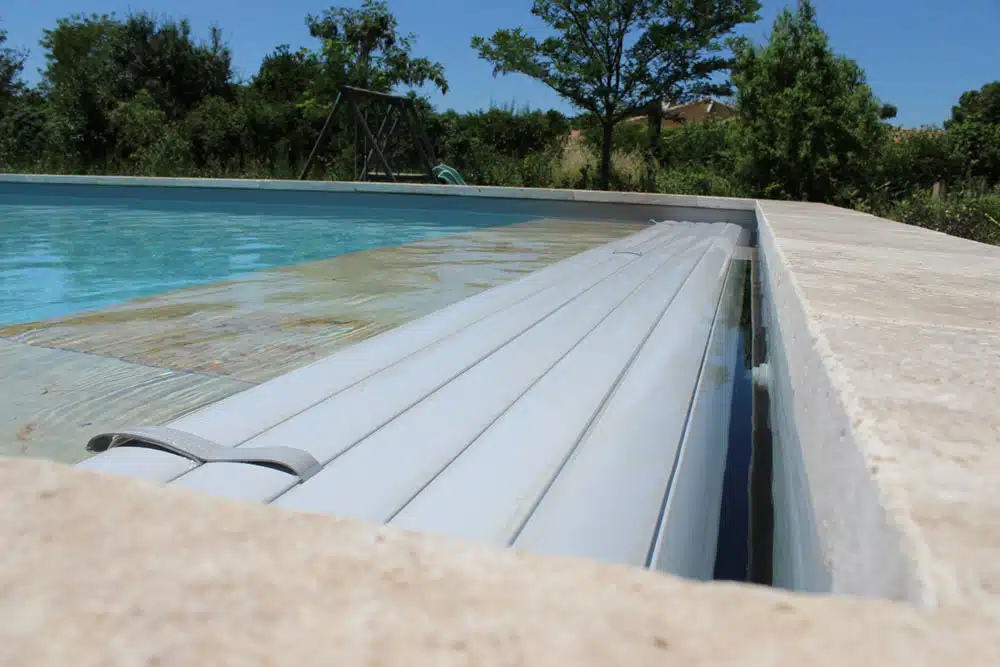 couverture de piscine discrète